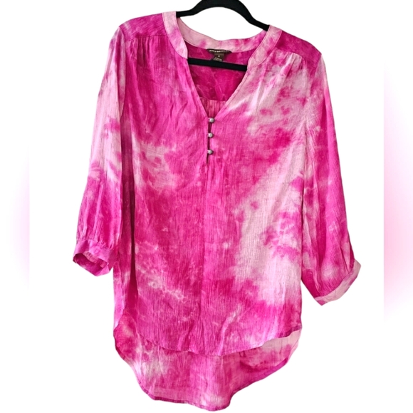 Bit & Bridle Tops - Bit & Bridle Tie Dye Pink & White Lightweight Half Sleeve Vneck Button up Blouse